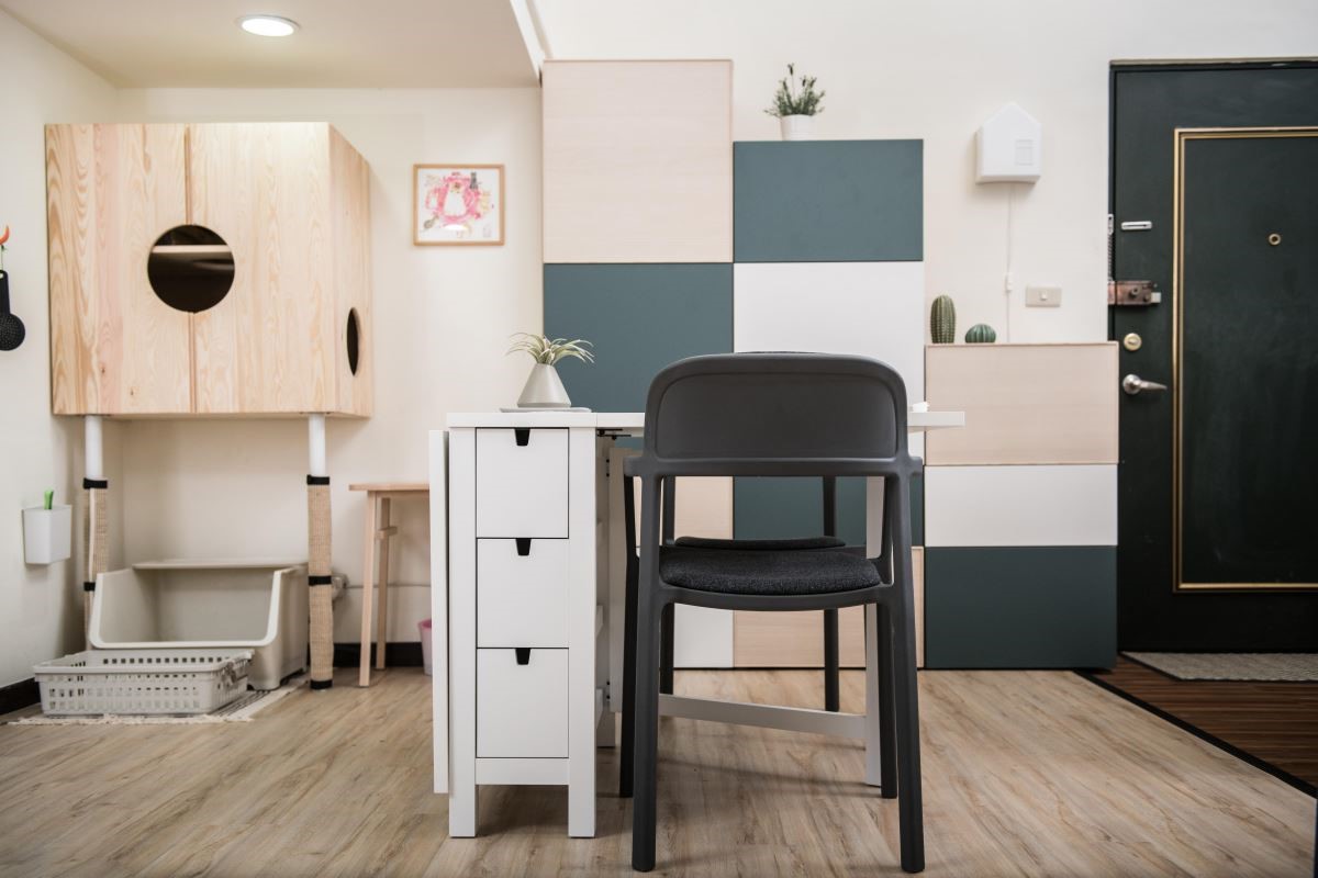 結合IKEA BESTÅ系列,可挑選個人化的面板,增加立面的活潑度,而左側的貓砂盆上方增加趣味貓箱,也讓貓皇上廁所時更有隱私度。 結合IKEA BESTÅ系列,可挑選個人化的面板,增加立面的活潑度,而左側的貓砂盆上方增加趣味貓箱,也讓貓皇上廁所時更有隱私度。